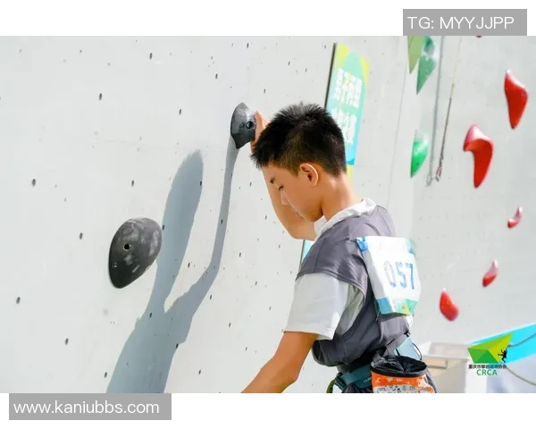 重庆攀岩队区域防守战术解析与攀岩热点探讨